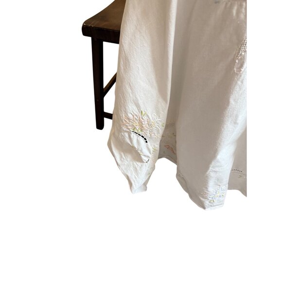 VTG Tablecloth Floral Embroidery Cutwork Scalloped Edges 130 x 65 Cottage Read - Picture 4 of 9